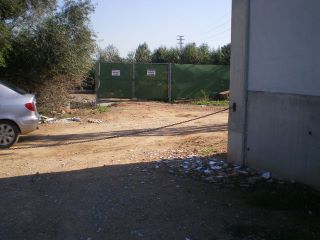 Camí de la Nòria, vora el Cementeri Municipal, tancat per portes metàliques